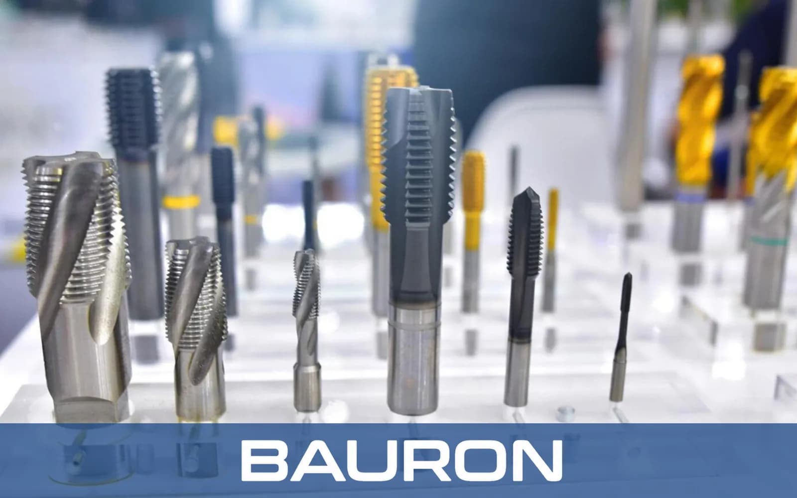 Assortiment de tarauds machine et de tarauds pour tubes sur un présentoir