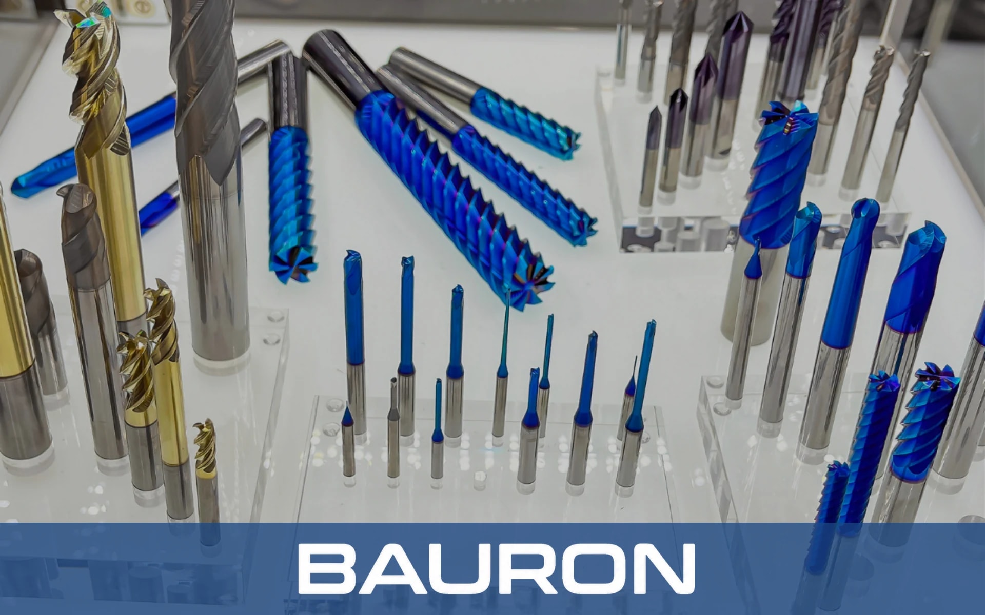 Fraises en carbure à revêtement bleu et doré présentées sur des supports d'outils en acrylique